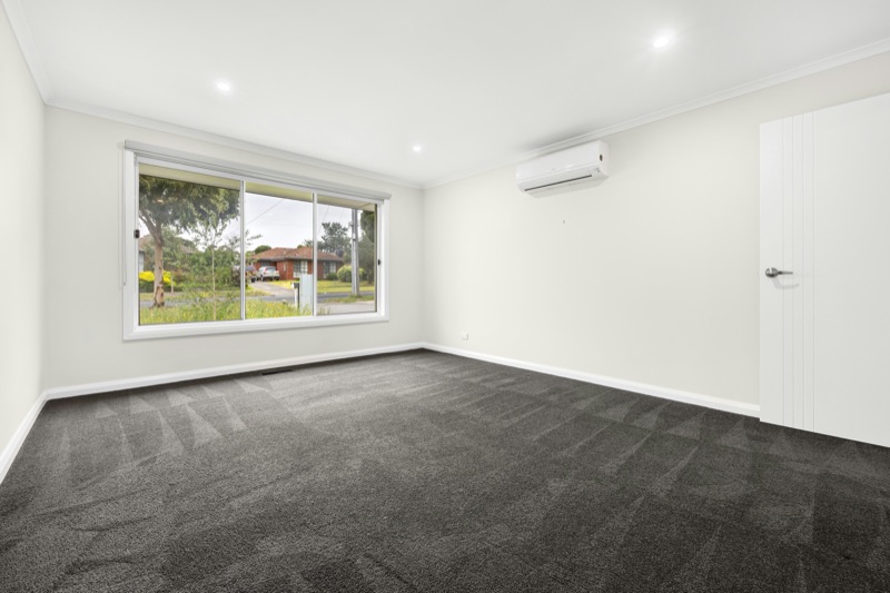 Carpet flooring in a Junction City, Oregon living room